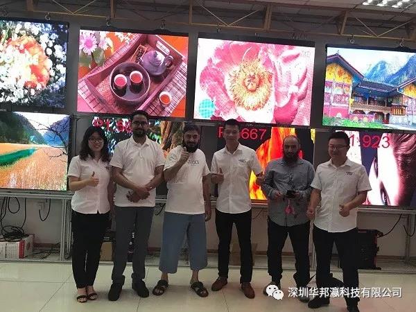 沙特阿拉伯客戶來(lái)我司考察LED顯示、拼接屏等大屏幕顯示設(shè)備，并簽訂采購(gòu)訂單合同